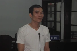 Lãnh 12 tháng tù vì ném vỡ kính ô tô