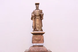Băn khoăn việc dựng tượng vua làm biểu tượng công lý 