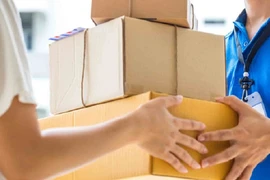 Lừa nhân viên giao hàng online lấy nhiều điện thoại đắt tiền