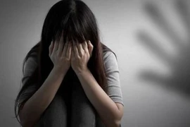 Hiếp dâm con riêng của vợ 'hờ', dọa đánh gãy chân nếu tiết lộ