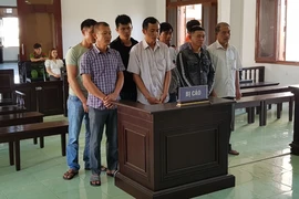 Rủ nhau đi đánh bạc, cả nhóm bị phạt cả tù lẫn tiền