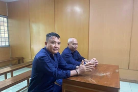 2 người đàn ông mang hơn 1 triệu USD tiền giả ra nước ngoài bán