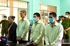 Bắt giữ người, đánh đập, chặt ngón tay để đòi nợ