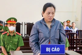 Tạt xăng đốt chồng vì chuyện bồng con
