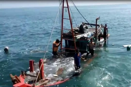 Trục vớt tàu ngư dân bị đâm chìm để điều tra 