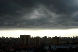 Hà Nội mưa lớn, miền Nam coi chừng tố lốc