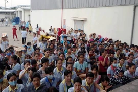 Công nhân đình công vì người thân chết phải báo trước