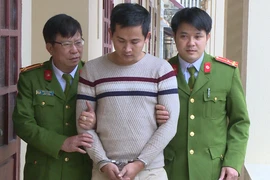 Bịt kín mặt, trộm cả trăm điện thoại trong cửa hàng