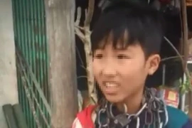 Mời người chú làm rõ việc quấn xích lên cổ cháu bé