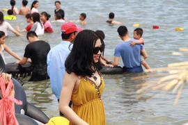 Những bóng hồng ở biển Sầm Sơn kỳ nghỉ lễ