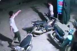 Trưởng công an xã nổ súng liên tiếp ở quán ăn đêm