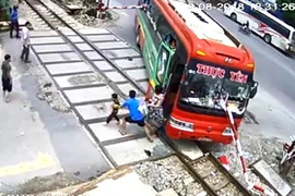Xe lao qua gác chắn, hành khách kịp thoát trước khi tàu đến