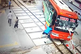 Tài xế ô tô đâm gác chắn tàu bị giữ bằng trước khi gây tai nạn