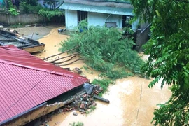 Nhiều phòng học, nhà dân ở Thanh Hóa bị sập, vùi lấp