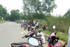 Thi thể người đàn ông nằm cùng ba lô bên đường