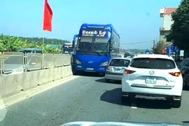 Tước bằng lái 2 tháng tài xế xe khách chạy ngược chiều 