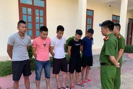 Cả chục thanh niên chặn xe khách ném đá