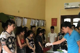 14 nam nữ vào khách sạn chơi ma túy
