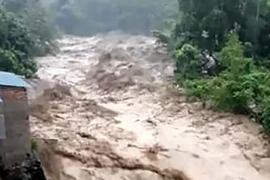 Mưa lũ làm 1 trưởng bản tử vong, sạt lở nhiều tuyến quốc lộ