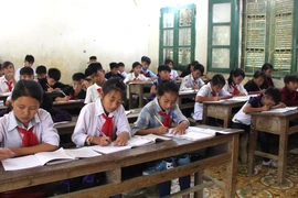 250 bộ bàn ghế sẽ đến với học sinh Mường Lát