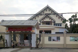 Chủ quán karaoke cầm dao truy sát 3 khách hát