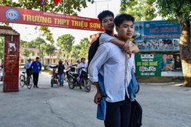 Nam sinh cõng bạn 10 năm: 'Nếu được đặc cách em cũng từ chối'