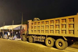 Va chạm với xe tải, 4 người trong 1 gia đình tử vong