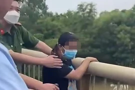 Ngăn kịp thời 1 phụ nữ dắt theo con định nhảy cầu ở Thanh Hóa