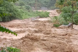 Mưa lũ gây sạt lở nghiêm trọng, Mường Lát sơ tán dân khẩn cấp