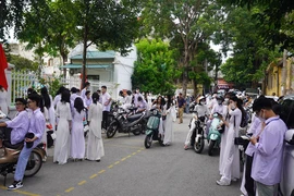 Hiệu trưởng THPT Tô Hiến Thành nói gì về việc nhiều HS không được dự khai giảng?