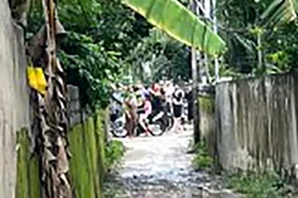 Trên đường kéo xe tang từ nghĩa địa trở về, 2 người bị điện giật tử vong