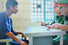 Trước khi bị bắt, cán bộ xã đi vay tiền nhiều nơi để trả cho dân
