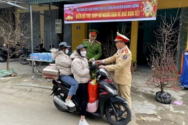 CSGT Thanh Hóa lập chốt giúp đỡ người dân về quê ăn tết