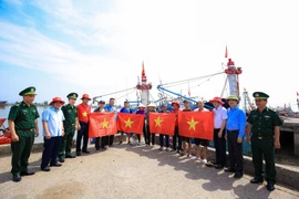 Trao 20.000 lá cờ cùng 100 suất quà cho HS, chiến sĩ, đồng bào ở Thanh Hóa