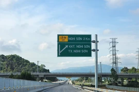 Nghi có người đổ hóa chất xuống mặt đường Cao tốc Nghi Sơn - Diễn Châu