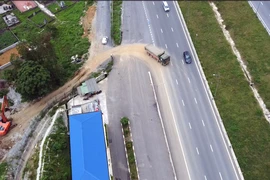Xe chở đất 'xé rào', cắt ngang cao tốc Bắc Nam ở Thanh Hóa