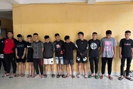20 người mang dao kiếm tấn công người đi đường ở Sầm Sơn