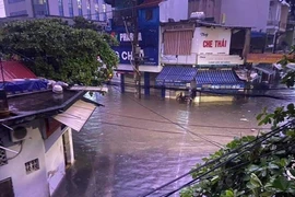 Mưa lớn kéo dài trong đêm, thành phố Nam Định ngập trên diện rộng