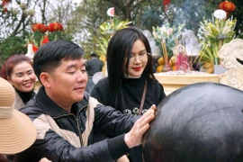 Hàng ngàn người chen chân ở huyệt đạo thiêng Đền Nưa - Am Tiên