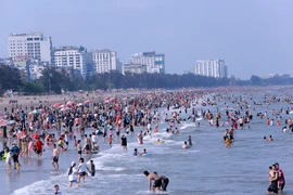 Du khách nườm nượp đổ về biển Sầm Sơn trước đêm khai hội ‘Khát vọng tỏa sáng’