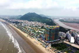 Vụ 1 bãi biển ở Thanh Hóa bị 'xẻ thịt': Người dân chủ động tháo dỡ lều quán dựng trái phép