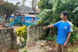 Vụ xây tường rào giữa sân trường: Các cô giáo vẫn phải đi lối tạm