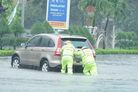 Hình ảnh CSGT Thanh Hóa bám đường, đẩy xe cho người dân trong bão số 3