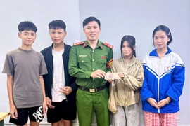 4 học sinh đến công an xã gửi lại 20 triệu đồng nhặt được trên đường đi học