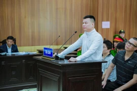 Thanh Hóa: Thu 'vệ sĩ' và đồng phạm hầu tòa vụ bán khí cười trái phép