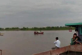 Chìm tàu sông Hồng, 4 người trong một gia đình mất tích