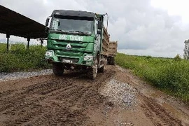 Bắt quả tang đoàn xe tải chở đất thải vào khu dự án nhà ở