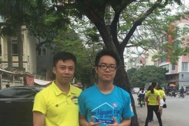 Nam sinh làm vỡ gương xe để lại số điện thoại xin lỗi 