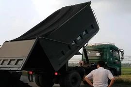 Xe chở quá tải chống trả quyết liệt lực lượng chức năng