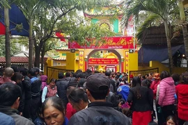 Ùn ùn tìm “Mẫu nghi thiên hạ” ở phủ Mẫu The